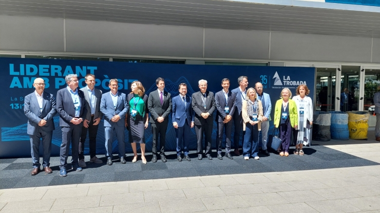 Les autoritats i els organitzadors, a les portes del recinte en què se celebra la Trobada Empresarial al Pirineu.